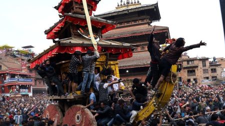 तौमढीबाट भैरवको रथ तानेर बिस्केट जात्रा शुरु (फाेटाेफिचर)