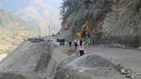 नारायणगढ-मुग्लिङ सडकखण्डमा सुख्खा पहिरो