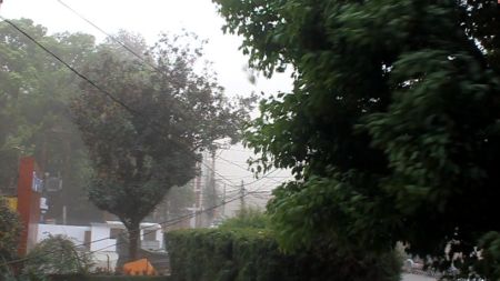 गत रातिको आँधीहुुरीले घरको कम्पाउण्ड ढालेपछि च्यापिएर २ जनाको मृत्युु