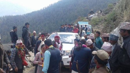 कालीकोटका गाउँमा गाडी पुग्दा स्थानिय हर्षित