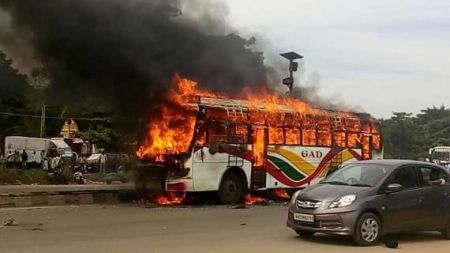 धनुषामा राेकेकाे बसमा एक्कासी आगलागी, बस जलेर नष्ट