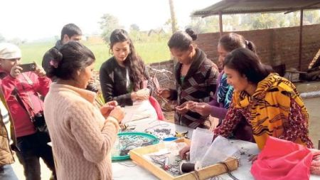 बोतलबाट बनेका गहना क्यानाडा निर्यात