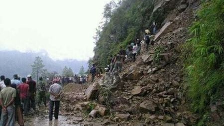 कालिखोलामा पहिरो खस्दा  नारायणगढ-मुग्लिन सडक अवरुद्ध