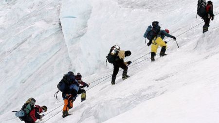 हिमाल आरोहीलार्इ अक्सिजनमै धोका