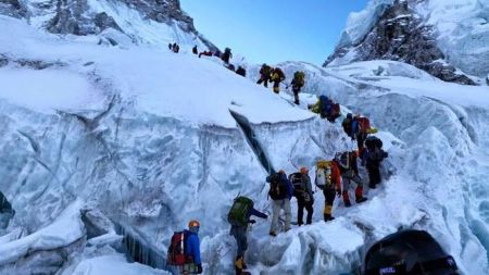 सगरमाथा आरोहणबाट ३६ करोड राजश्व उठ्यो, संसारभर छाए कामीरिता 