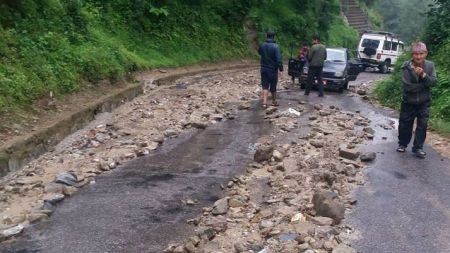 विश्वकप हेरेर फर्कँदै गरेका युवा खोलाले बगाएर बेपत्ता