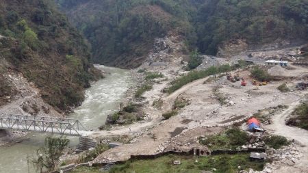 अरुण तेस्रोको बाँधमा पहिरो खस्दा ५ जना बेपत्ता