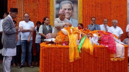 डा. देवकोटाको पार्थिव शरीरलाई श्रद्धाञ्जली दिर्इँदै (फाेटाेफिचर)