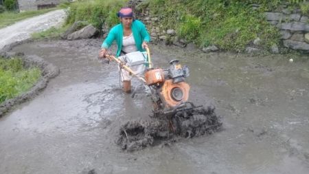 म्याग्दीका महिला भन्छन्ः हामी पनि खेत जोत्छौँ अचेल धमाधम !