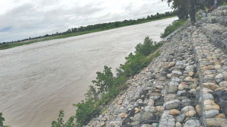 पहाडमा पहिरो, मधेसमा बाढी : दर्जनको मृत्यु