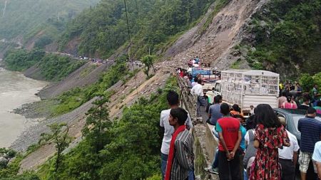 टोपे खोलामा पुनः पहिरो खस्दा मुग्लिन सडक अवरुद्ध, यात्रु अलपत्र