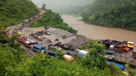 घुमाउनेको पहिरो हटाएपछि नारायणगढ-मुग्लिन सडक सूचारु