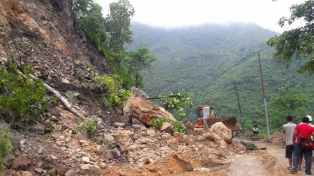 पहिरो खसेपछि हेटौँडा–कुलेखानी यातायात अवरुद्ध