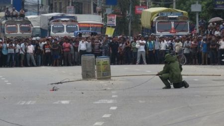 ललितपुरकाे जावलाखेलस्थित बीच सडकमा बम, कतै अागजनी, कतै नक्कली बम (अपडेट)