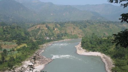 ग्यास बोकेको कण्टेनर त्रिशूलीमा खस्यो, चालक हाम फालेर बाँचे