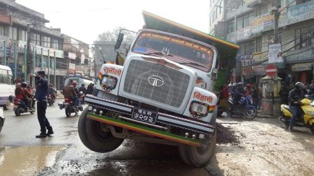 टिप्पर आतंक कायमै, घटनास्थलमै दाजुभाइको मृत्यु