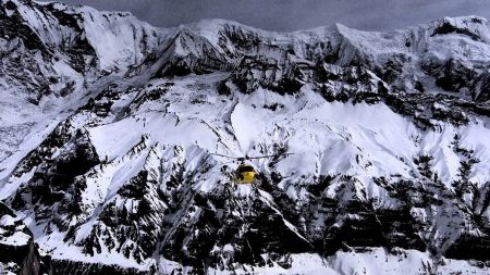 हेलिकोप्टर  दुर्घटनाः ६ को मृत्यु, १ जनाको जीवितै उद्धार