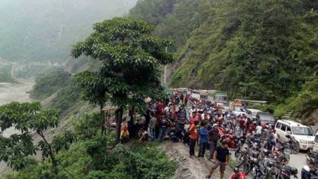 नारायणगढ-मुग्लिङ सडकखण्डमा पहिरो,  बिहानैदेखि सडक अवरुद्ध