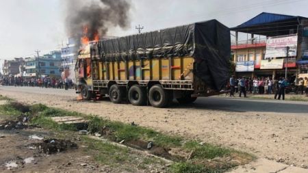 ट्रकको ठक्करबाट चितवनमा एकजनाको मृत्यु, स्थानीयद्वारा ट्रकमा आगजनी