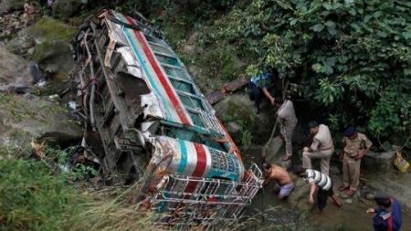 नदीमा बस खस्दा काश्मिरमा १२ जनाको मृत्यु