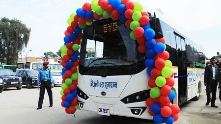 प्रधानमन्त्रीले चार महिनाअघि उद्घाटन गरेको बिजुली बस अलपत्र