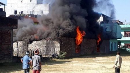 नवलपरासीको एक फर्निचरमा आगलागी हुँदा २ करोडको क्षती