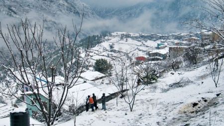 कर्णालीका विभिन्न जिल्लामा हिमपात, जनजीवन कष्टकर