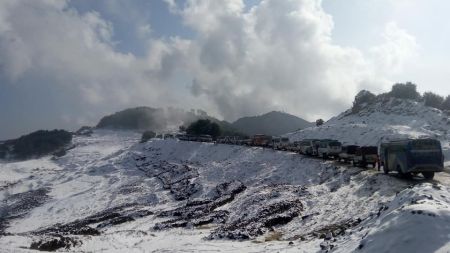  दोलखाको चरिकोटमा हिमपात, जनजीवन प्रभावित