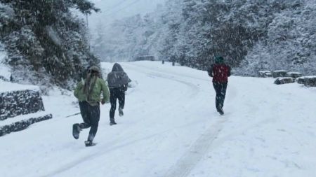 सुर्खेत–दैलेख सीमावर्ती क्षेत्रमा चार वर्षपछि हिमपात