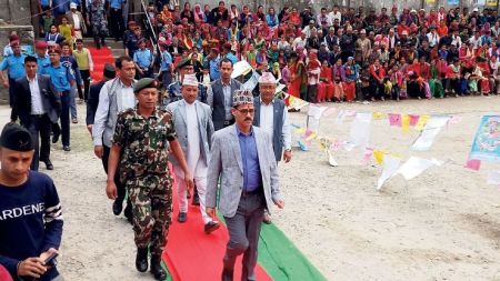 खुला दिसामुक्त कार्यक्रममा राजाजस्तै रातो तुलमा हिँडे मुख्यमन्त्री