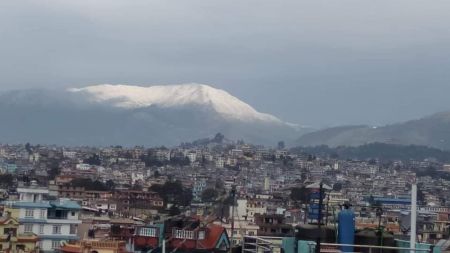 काठमाडौं वरपर हिमपात, घरकै छतबाट देखियो मनमोहक दृश्य (फोटोफिचर)