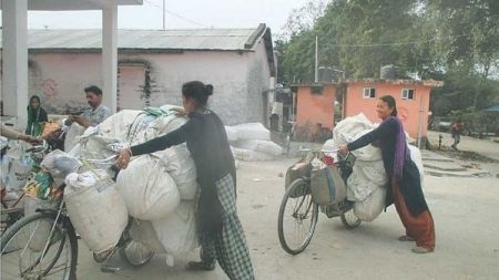 साइकलको भरमा परिवारका लागि आर्थिक जोहो गर्छन् महिला