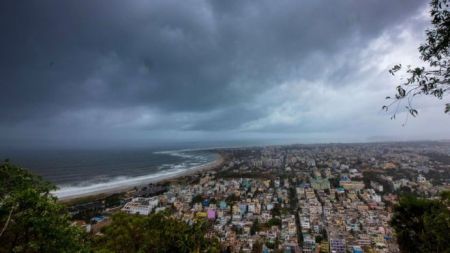 फोनी तुफान भारतको तटीय क्षेत्रमा प्रवेश गर्दै, नेपालमा आज साँझ देखिनेछ प्रभाव 