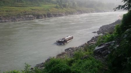 अपडेट : बस त्रिशूलीमा खस्दा तीन जनाको मृत्यु