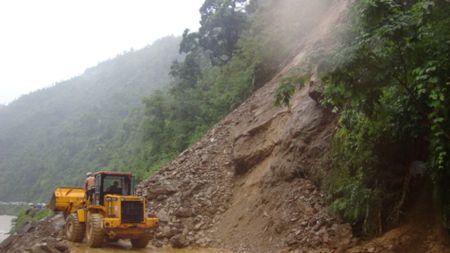 पहिरोका कारण पृथ्वी राजमार्ग अवरुद्ध