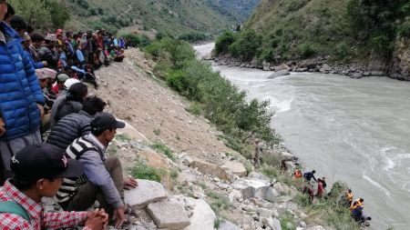 गोताखोरले पनि भेटाउन सकेन हराएको जीप