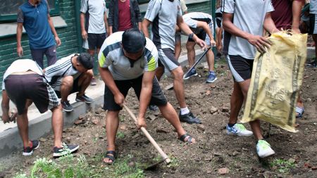 कट्टु  र टिसर्टमा उपराष्ट्रपति : यसरी खटे सरसफाईमा