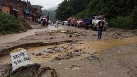 बालुवाखानीले दैनिक राजमार्ग अवरुद्ध : 'व्यवसायी खुसी, यात्रु हैरान'