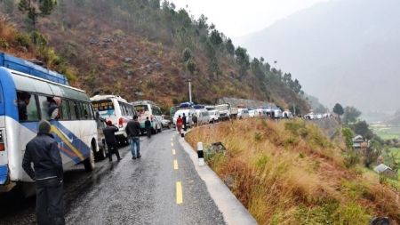 पहिरोका कारण बीपी र मध्यपहाडी राजमार्ग अवरुद्ध