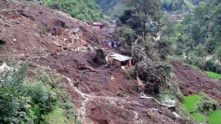 दोलखाको गौरीशंकरमा पहिरो, २ बेपत्ता, १० घर पुरिए