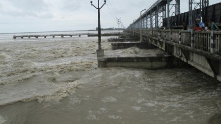 सप्तकोसी जलसतहले सतर्कता तह पार, बेलुकासम्मै उच्च सतर्कता अपनाउन आग्रह