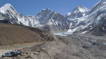 आधार शिविरका अधिकृत घरमै बसेर भत्ता बुझ्छन्, नेपालको अन्तर्राष्ट्रिय बेइज्जत