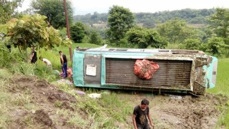 बन्दीपुरमा बस दुर्घटना, १३ यात्रु घाइते