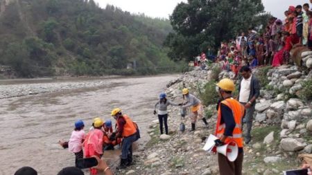 छोराछोरीसहित नारायणीमा हामफाल्ने आमाको उद्धार, छोराछोरीको मृत्यु