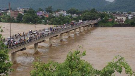 छोराछोरीसहित नारायणीमा फलालेकी महिलाको उद्धार, दुई छोराछोरीको मृत्यु