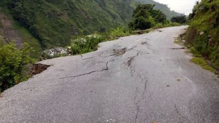 साँफे मार्तडीमा पहिरो जाँदा यातायात ठप्प