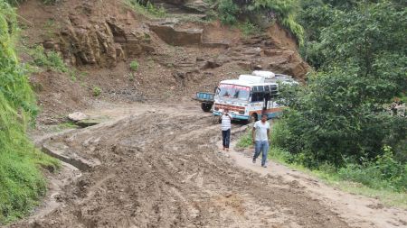 डुब्दै छ मध्यपहाडी मार्ग