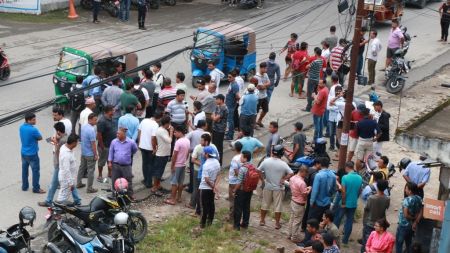 रवि लामिछाने पक्षधरबाट चितवनमा प्रदर्शन, प्रहरीको गाडी तोडफोड 