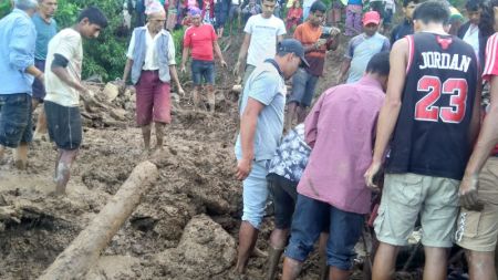 पर्वतमा पहिरोले घर पुरिँदा एक जना बेपत्ता