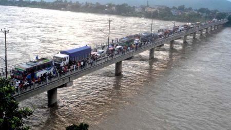 नारायणी नदीमा पौडी खेल्ने क्रममा एक पुरुष बेपत्ता